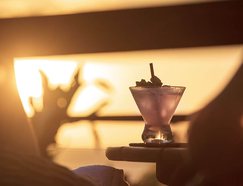 Noku Beach House - Cocktail by the beach